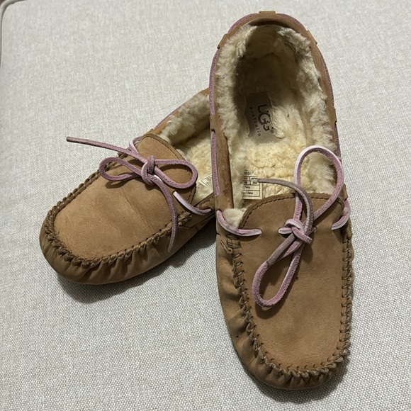 UGG Sz 8 Dakota Moccasins in Tobacco with Lavender Ties - Picture 3 of 16